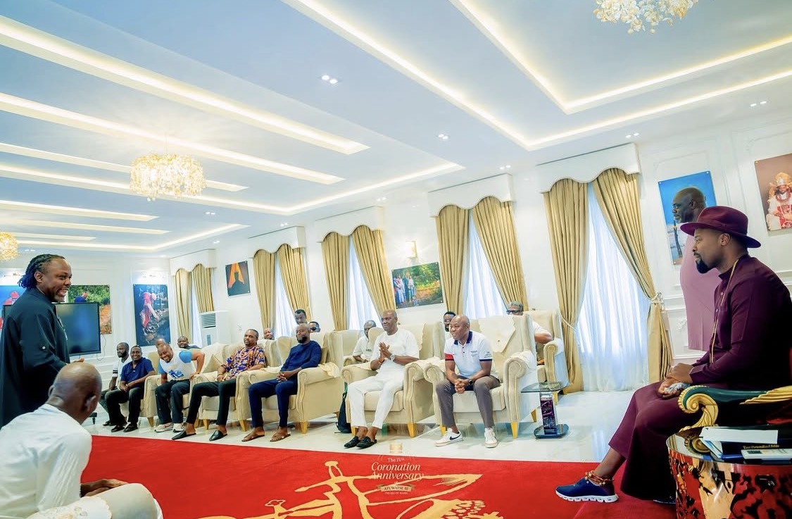 Olu of Warri, His Majesty Ogiame Atuwatse III and members of Nigeria’s Atlanta ’96 Olympic gold-medal Super Eagles