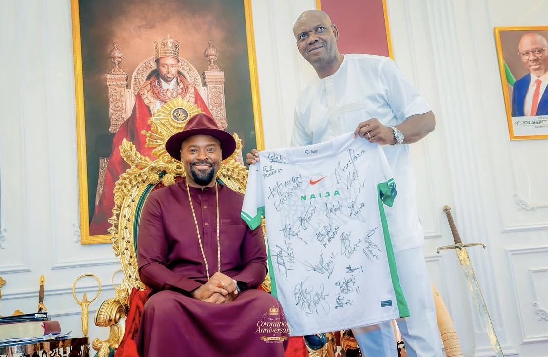 Olu of Warri, His Majesty Ogiame Atuwatse III and members of Nigeria’s Atlanta ’96 Olympic gold-medal Super Eagles