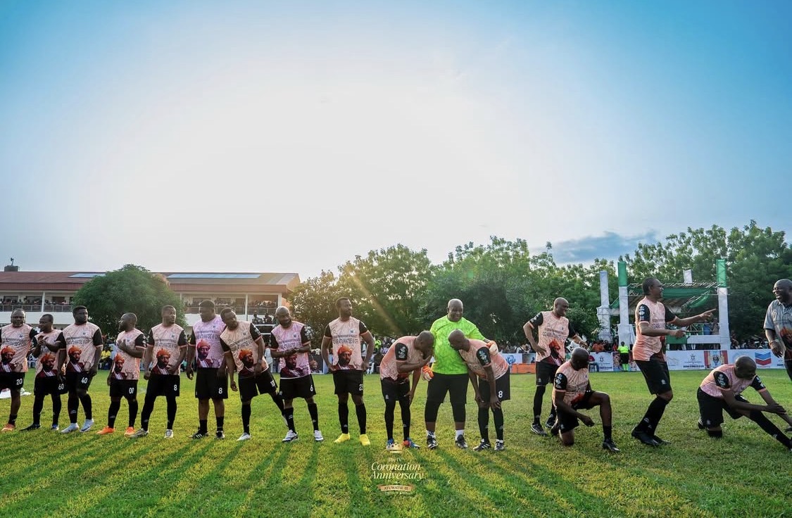 Olu of Warri, His Majesty Ogiame Atuwatse III and members of Nigeria’s Atlanta ’96 Olympic gold-medal Super Eagles