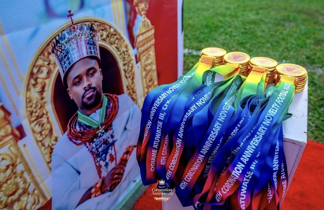 Olu of Warri, His Majesty Ogiame Atuwatse III and members of Nigeria’s Atlanta ’96 Olympic gold-medal Super Eagles