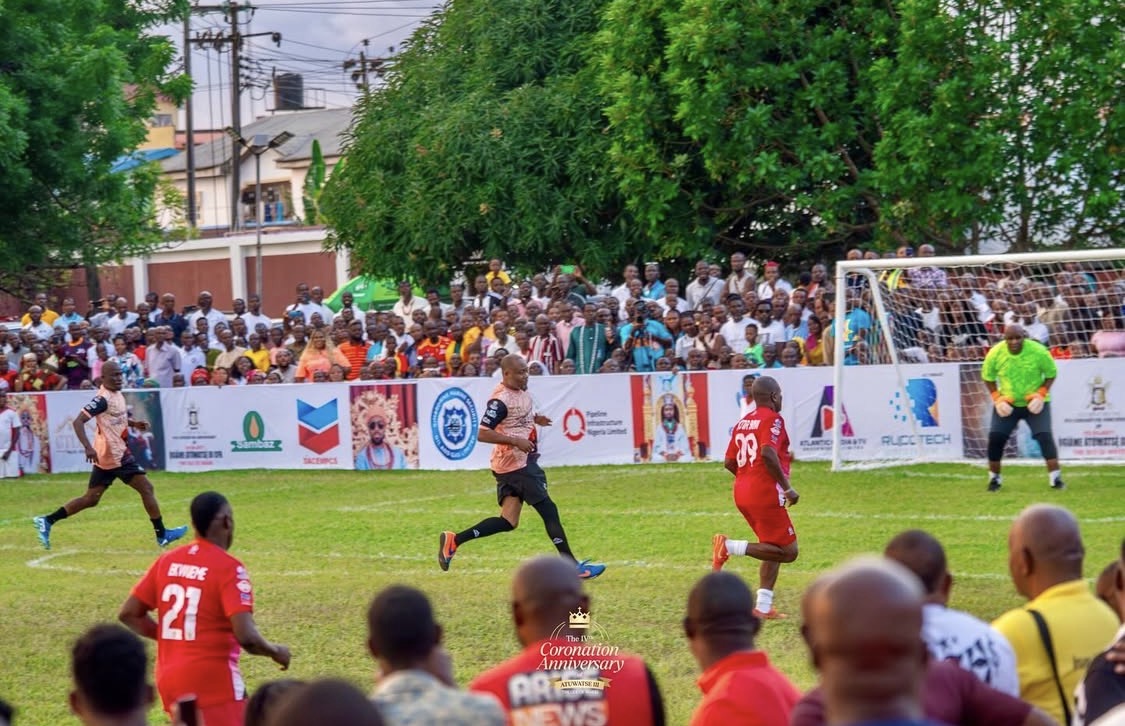 Olu of Warri, His Majesty Ogiame Atuwatse III and members of Nigeria’s Atlanta ’96 Olympic gold-medal Super Eagles