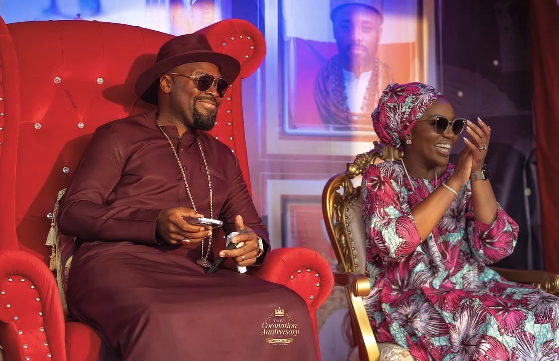 Olu of Warri, His Majesty Ogiame Atuwatse III and members of Nigeria’s Atlanta ’96 Olympic gold-medal Super Eagles