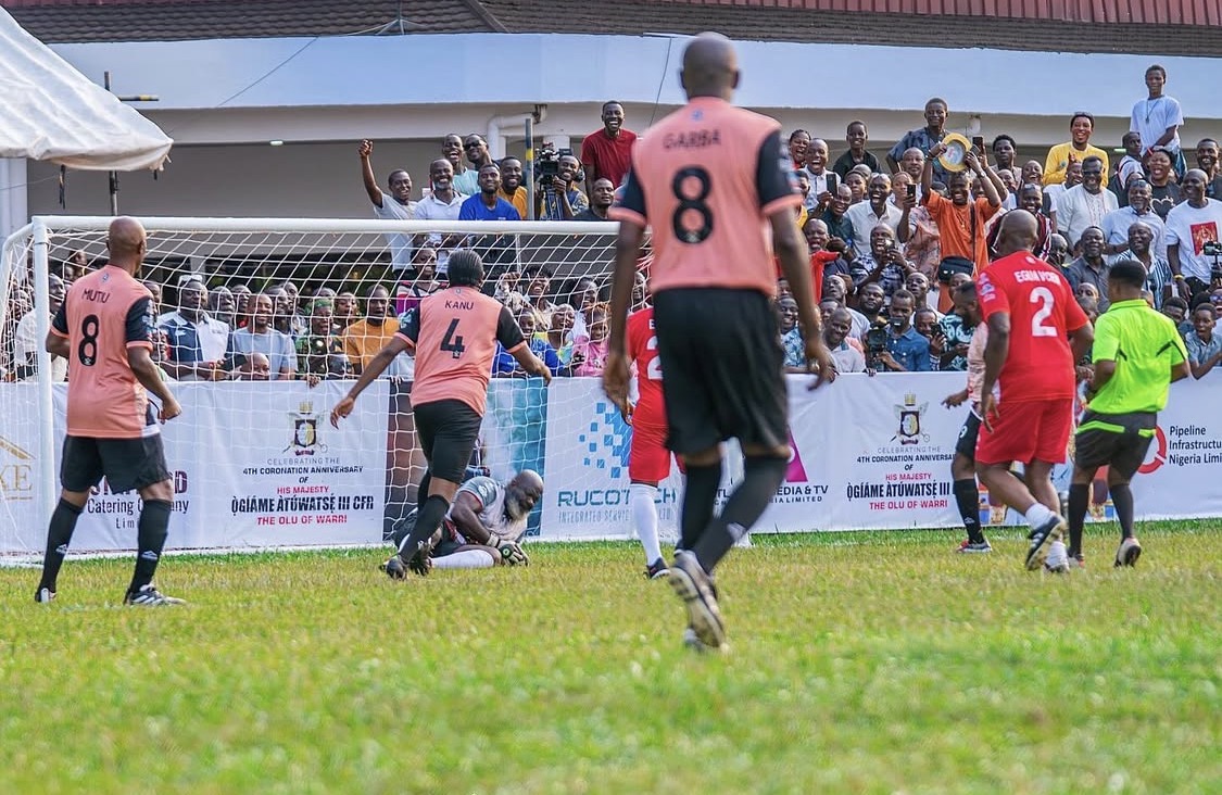 Olu of Warri, His Majesty Ogiame Atuwatse III and members of Nigeria’s Atlanta ’96 Olympic gold-medal Super Eagles