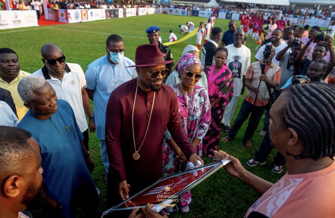 Olu of Warri, His Majesty Ogiame Atuwatse III and members of Nigeria’s Atlanta ’96 Olympic gold-medal Super Eagles