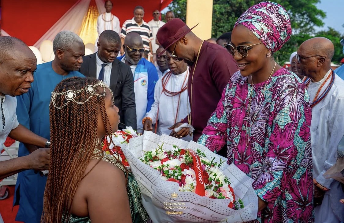 Olu of Warri, His Majesty Ogiame Atuwatse III and members of Nigeria’s Atlanta ’96 Olympic gold-medal Super Eagles