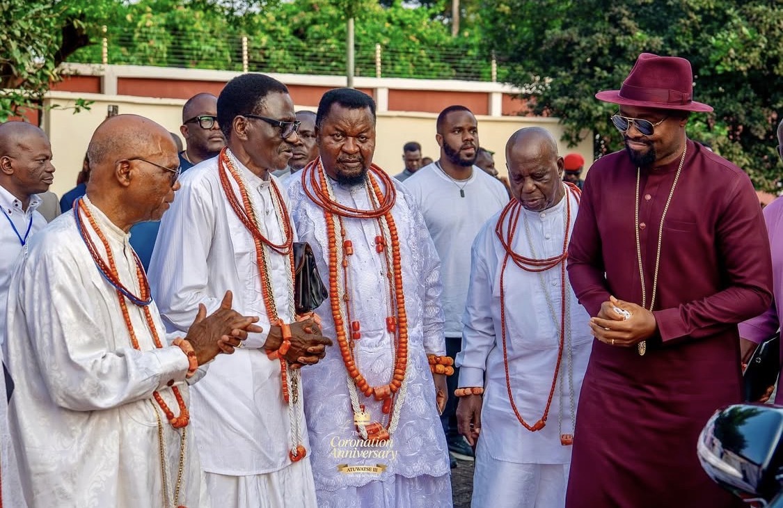 Olu of Warri, His Majesty Ogiame Atuwatse III and members of Nigeria’s Atlanta ’96 Olympic gold-medal Super Eagles
