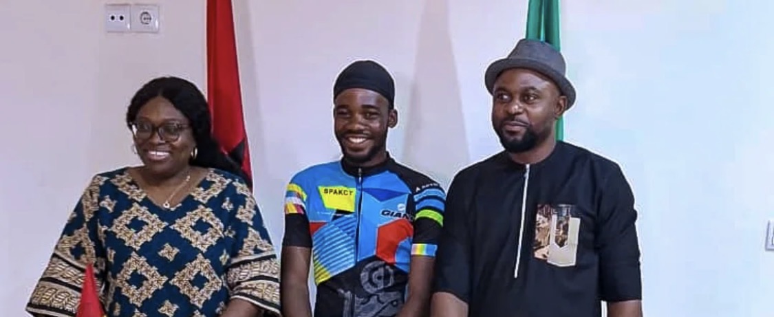 Emmanuel 'Emmiwuks' Iloba with the Nigerian Embassy officials in Guinea Bissau.